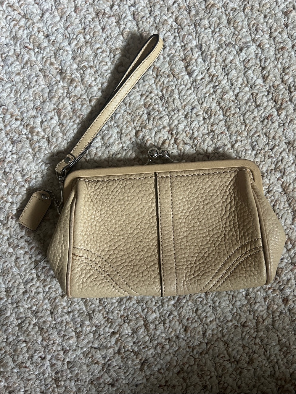 Coach Beige Leather Soho Framed Kisslock Wristlet Wallet Purse.